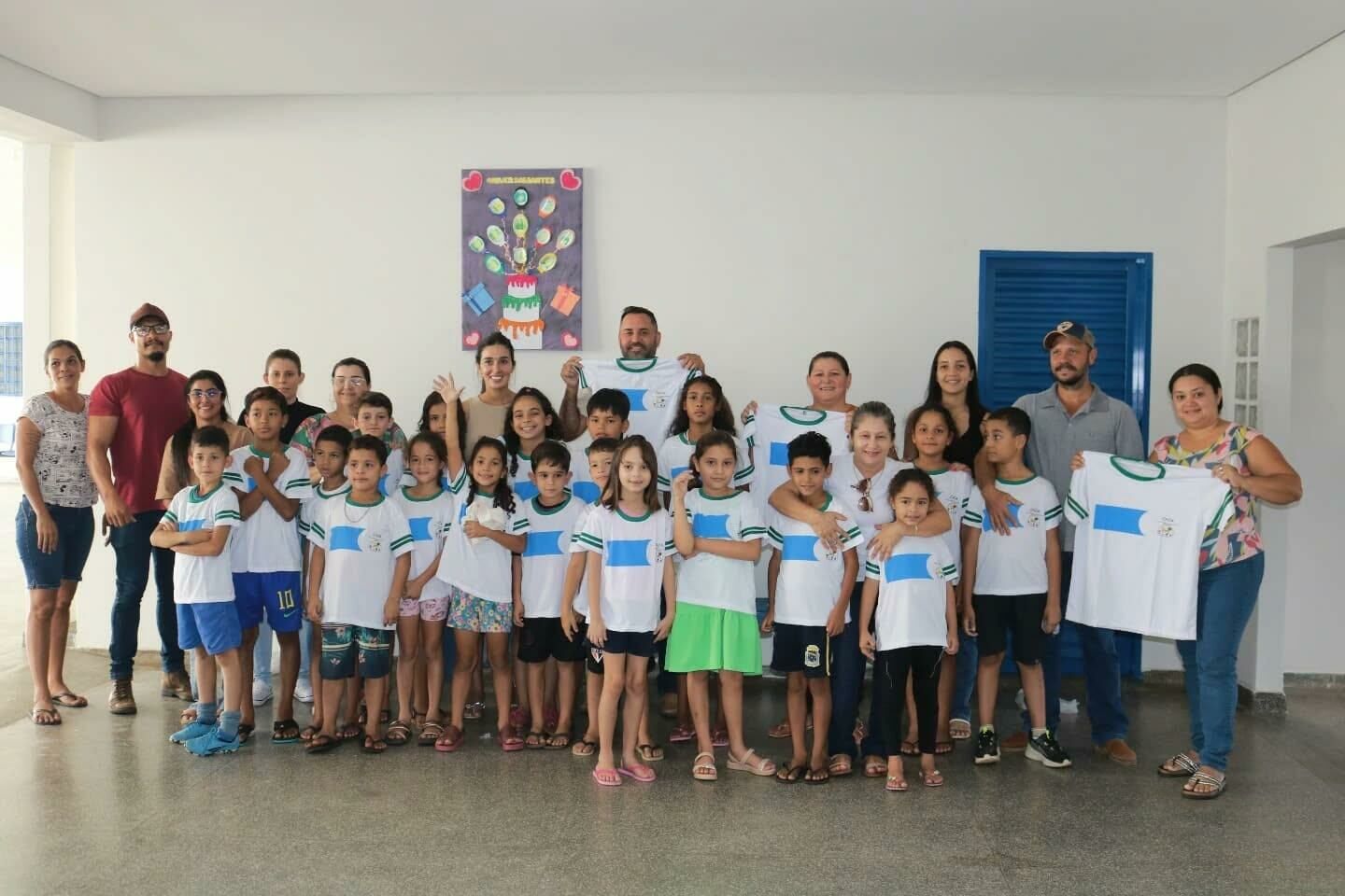 Imagem de compartilhamento para o artigo Prefeito Weliton Guimarães entrega uniformes no Centro de Atendimento da Criança e do Adolescente de Alcinópolis da MS Todo dia